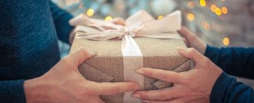 4 Things To Know About Business Gift Giving Etiquette